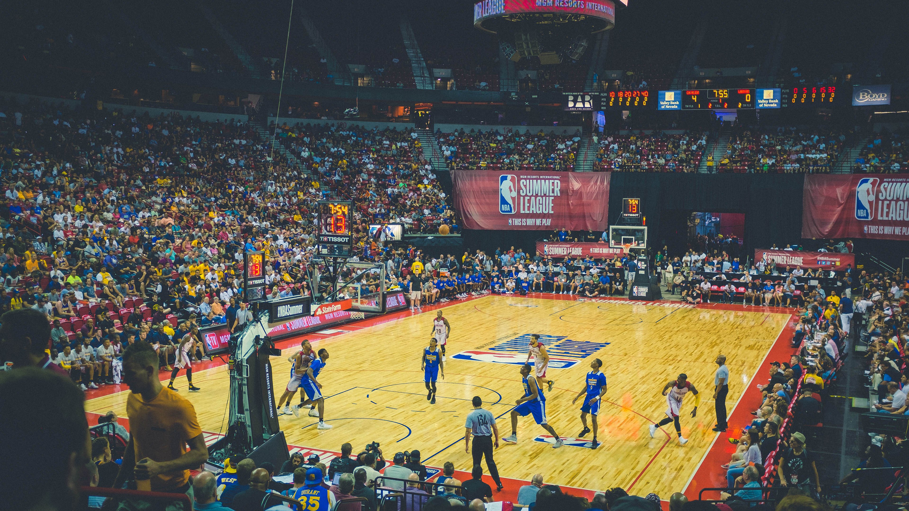 双加时鏖战！湖人险胜勇士，詹姆斯关键三分锁定胜局